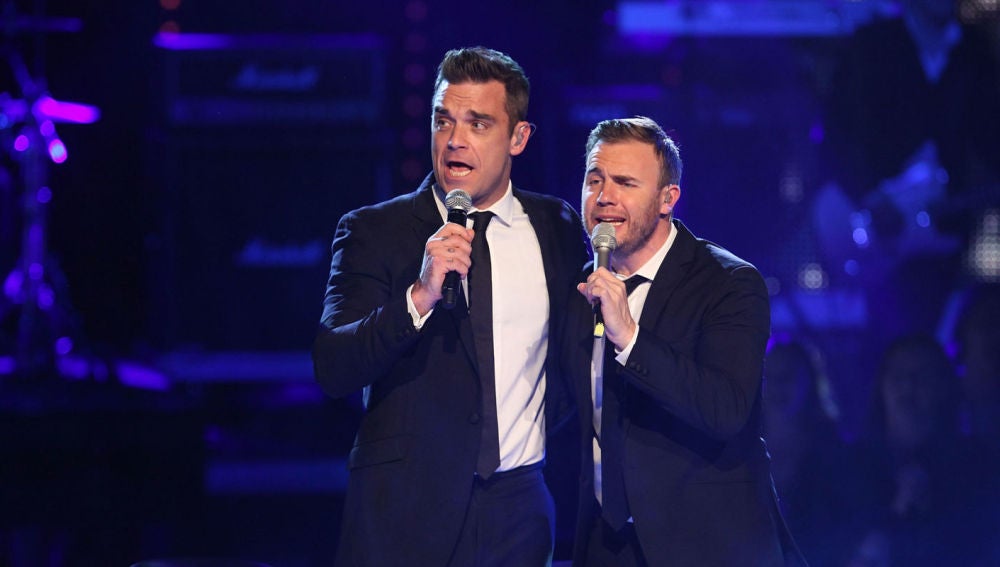 Robbie Williams cantando con su ex banda, Take That