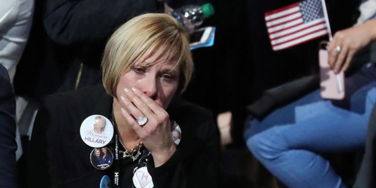 Seguidores de la candidata demócrata Hillary Clinton se lamentan durante el anuncio de resultados