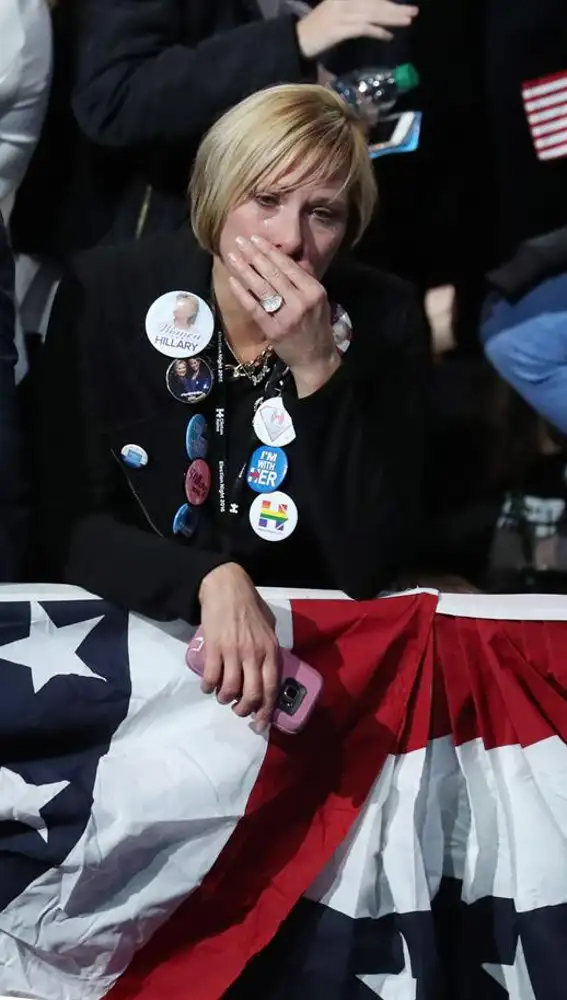 Seguidores de la candidata demócrata Hillary Clinton se lamentan durante el anuncio de resultados Seguidores de la candidata demócrata Hillary Clinton se lamentan durante el anuncio de resultados