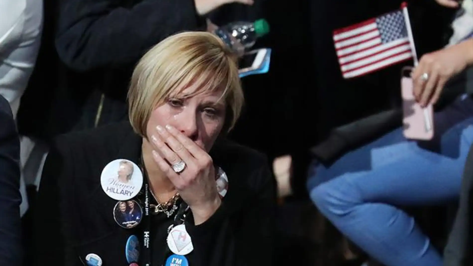 Seguidores de la candidata demócrata Hillary Clinton se lamentan durante el anuncio de resultados