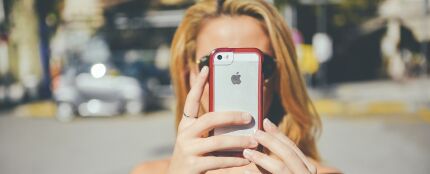 Una joven hace una foto con el móvil Una joven hace una foto con el móvil