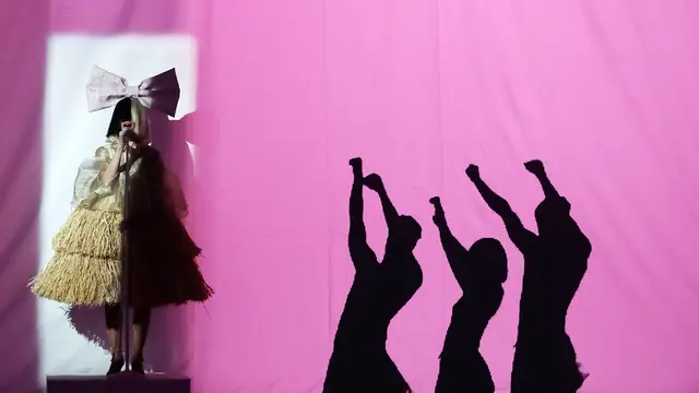 Beatriz Luengo realiza una mágica actuación como Sia y Maddie Ziegler en ‘Cheap Thrills’