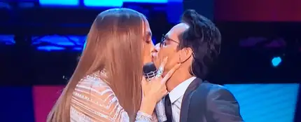 El beso de Jennifer Lopez y Marc Anthony en los Latin Grammy 2016 El beso de Jennifer Lopez y Marc Anthony en los Latin Grammy 2016