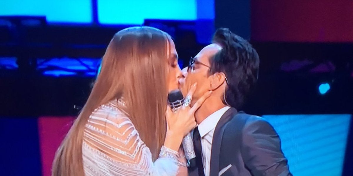 El beso de Jennifer Lopez y Marc Anthony en los Latin Grammy 2016