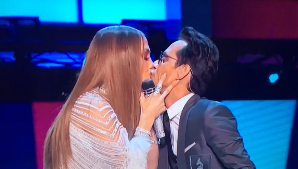 El beso de Jennifer Lopez y Marc Anthony en los Latin Grammy 2016