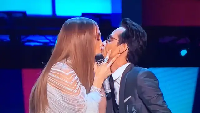 El beso de Jennifer Lopez y Marc Anthony en los Latin Grammy 2016