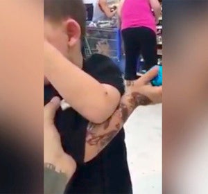El niño devuelve la chocolatina robada El niño devuelve la chocolatina robada