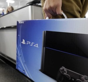 Imagen de archivo de un cliente sujetando una PlayStation 4 Imagen de archivo de un cliente sujetando una PlayStation 4