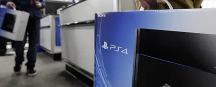 Imagen de archivo de un cliente sujetando una PlayStation 4 Imagen de archivo de un cliente sujetando una PlayStation 4