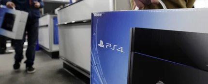 Imagen de archivo de un cliente sujetando una PlayStation 4 Imagen de archivo de un cliente sujetando una PlayStation 4