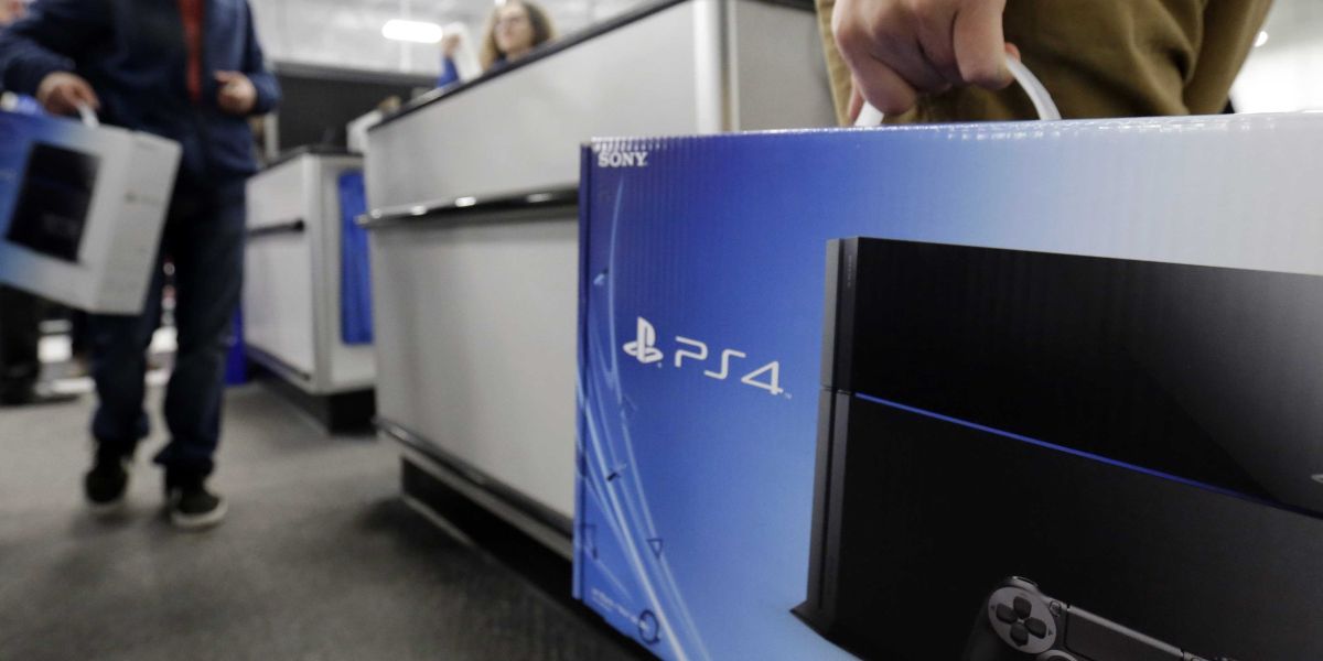 Imagen de archivo de un cliente sujetando una PlayStation 4