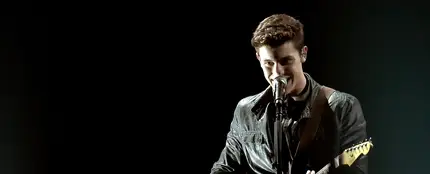 Shawn Mendes durante su actuación en los AMA's 2016 Shawn Mendes durante su actuación en los AMA's 2016