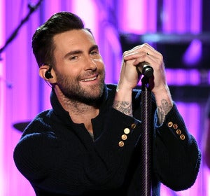 Adam Levine durante la actuación de Maroon 5 en los AMAs 2016 Adam Levine durante la actuación de Maroon 5 en los AMAs 2016