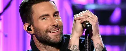 Adam Levine durante la actuación de Maroon 5 en los AMAs 2016 Adam Levine durante la actuación de Maroon 5 en los AMAs 2016
