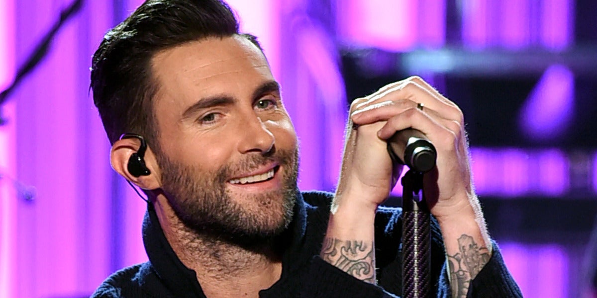 Adam Levine durante la actuación de Maroon 5 en los AMAs 2016
