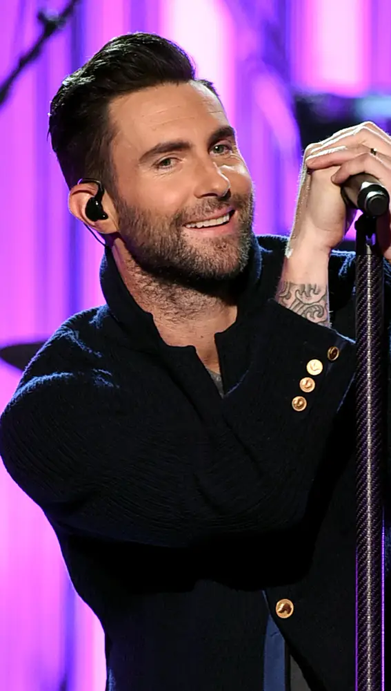 Adam Levine durante la actuación de Maroon 5 en los AMAs 2016 Adam Levine durante la actuación de Maroon 5 en los AMAs 2016