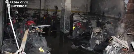 Garaje del establecimiento con las motos calcinadas Garaje del establecimiento con las motos calcinadas