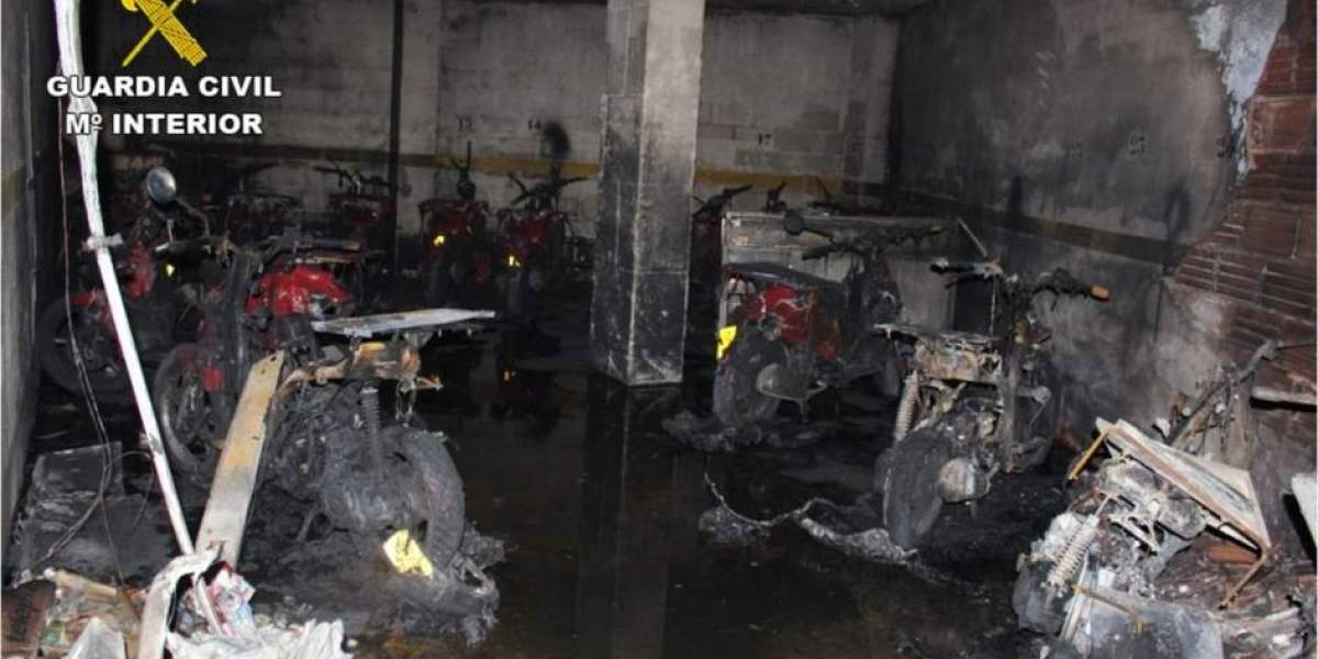 Garaje del establecimiento con las motos calcinadas