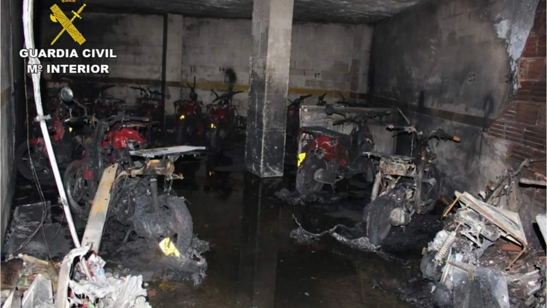 Garaje del establecimiento con las motos calcinadas Garaje del establecimiento con las motos calcinadas