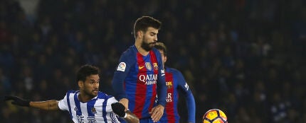 Piqu&eacute; disputa un bal&oacute;n con Willian Jos&eacute;