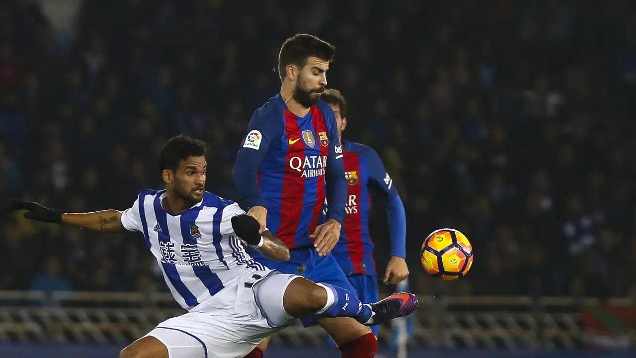 Piqué disputa un balón con Willian José Piqué disputa un balón con Willian José