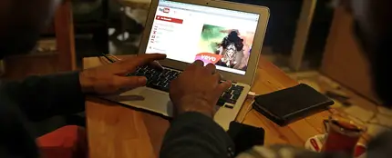 Un usuario de Youtube busca un vídeo Un usuario de Youtube busca un vídeo