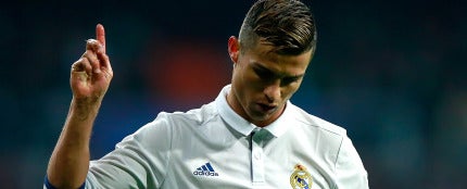 Cristiano Ronaldo niega con el dedo durante el partido contra el Dortmund