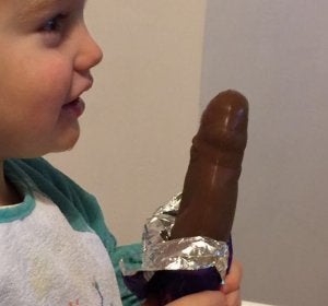 La imagen del niño comiendo la chocolatina La imagen del niño comiendo la chocolatina