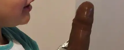 La imagen del niño comiendo la chocolatina La imagen del niño comiendo la chocolatina