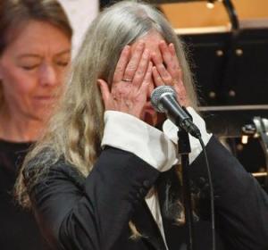 Patti Smith rinde homenaje a un Bob Dylan en la ceremonia del Nobel Patti Smith rinde homenaje a un Bob Dylan en la ceremonia del Nobel