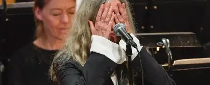 Patti Smith rinde homenaje a un Bob Dylan en la ceremonia del Nobel Patti Smith rinde homenaje a un Bob Dylan en la ceremonia del Nobel