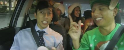 Un conductor de Uber contagiando su espíritu navideño