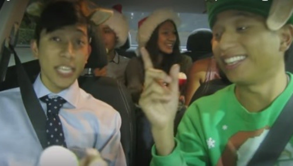 Un conductor de Uber contagiando su espíritu navideño