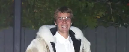 Justin Bieber con un abrigo de pelo en Los Ángeles Justin Bieber con un abrigo de pelo en Los Ángeles