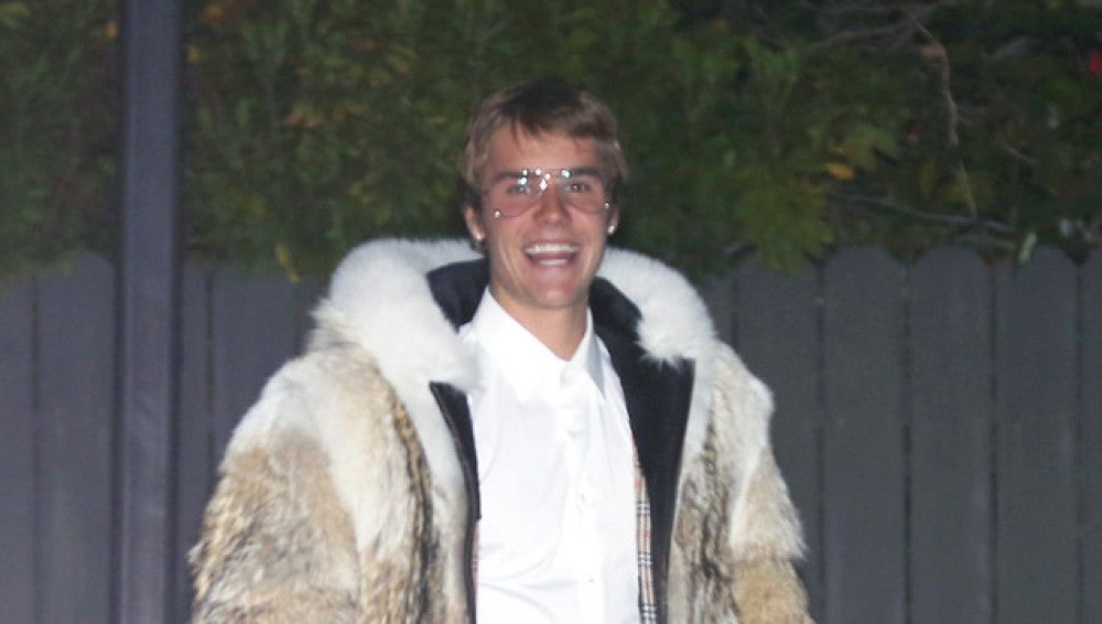 Justin Bieber con un abrigo de pelo en Los Ángeles