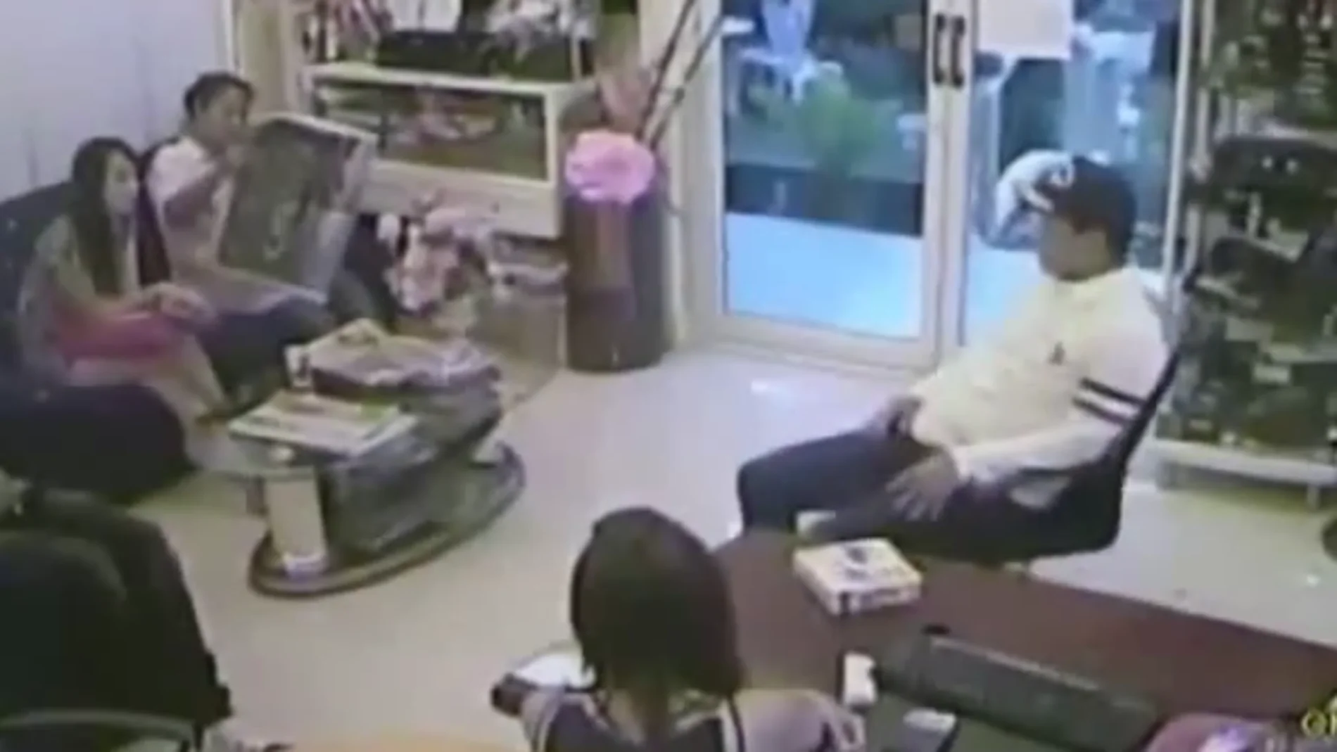 Un hombre dispara a su novia y a su suegra en un taller mecánico en Tailandia Un hombre dispara a su novia y a su suegra en un taller mecánico en Tailandia