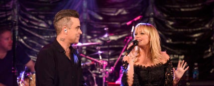 Robbie Williams y Emma Bunton interpretando &#39;2 become 1&#39;