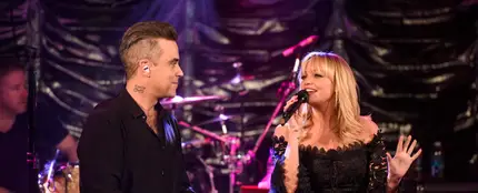 Robbie Williams y Emma Bunton interpretando '2 become 1' Robbie Williams y Emma Bunton interpretando '2 become 1'
