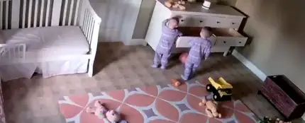 Un niño de dos años salva a su hermano gemelo tras caerle encima una cómoda Un niño de dos años salva a su hermano gemelo tras caerle encima una cómoda