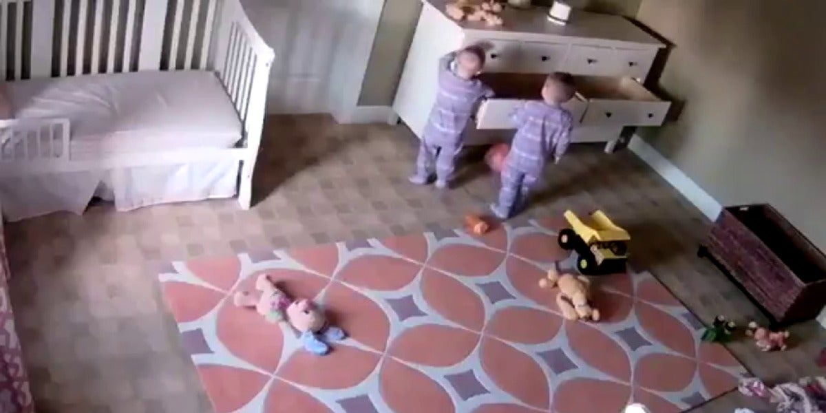 Un niño de dos años salva a su hermano gemelo tras caerle encima una cómoda