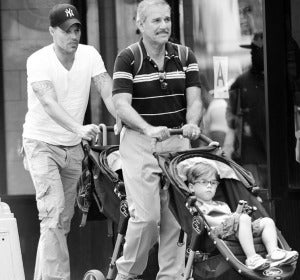 Ricky Martin paseando con su padre Enrique Ricky Martin paseando con su padre Enrique