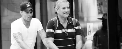 Ricky Martin paseando con su padre Enrique Ricky Martin paseando con su padre Enrique
