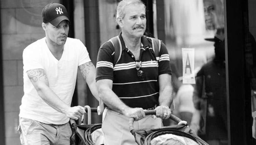 Ricky Martin paseando con su padre Enrique