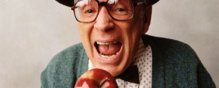 Un abuelo comiendo una manzana