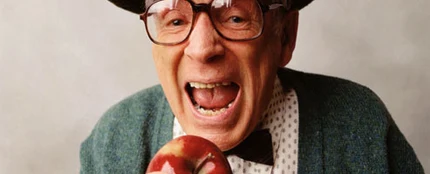 Un abuelo comiendo una manzana Un abuelo comiendo una manzana