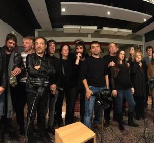 Serrat junto a una veintena de artistas grabando la versión solidaria de 'Mediterráneo' Serrat junto a una veintena de artistas grabando la versión solidaria de 'Mediterráneo'