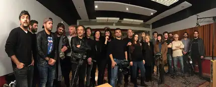 Serrat junto a una veintena de artistas grabando la versión solidaria de 'Mediterráneo' Serrat junto a una veintena de artistas grabando la versión solidaria de 'Mediterráneo'