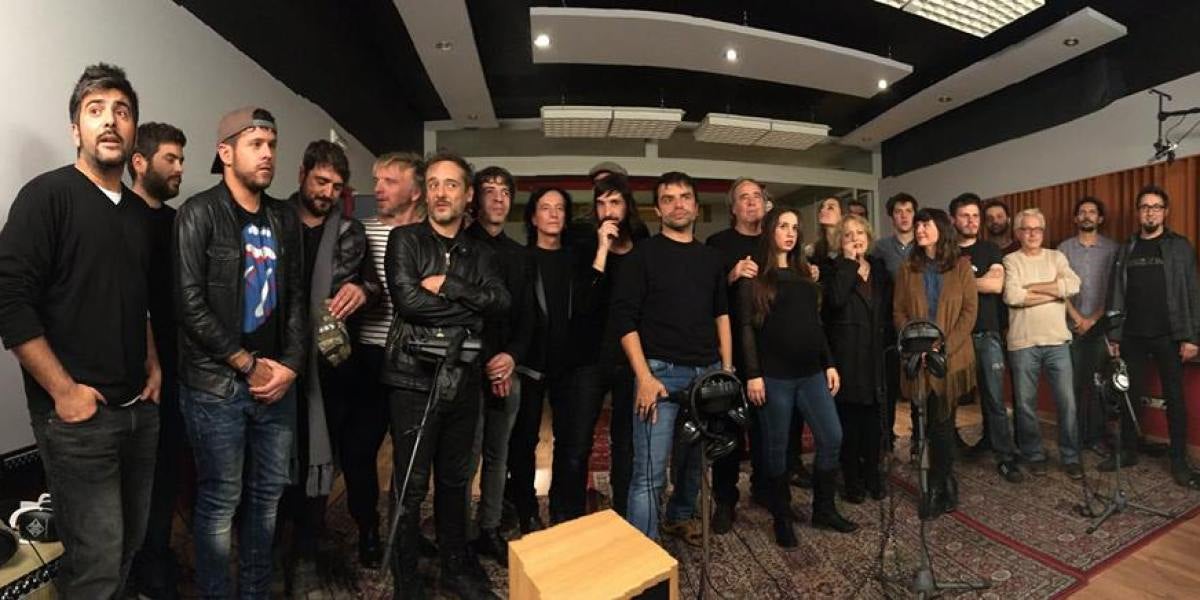 Serrat junto a una veintena de artistas grabando la versión solidaria de 'Mediterráneo'