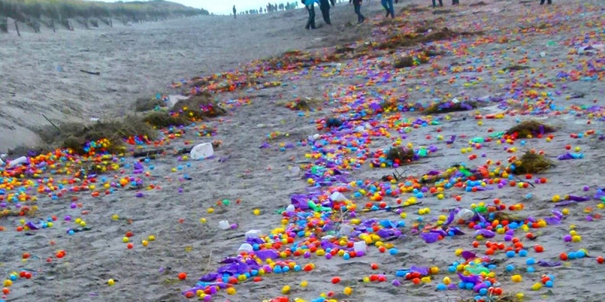 Huevos Kinder esparcidos en una playa alemana