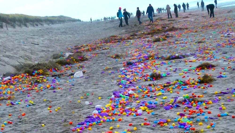 Huevos Kinder esparcidos en una playa alemana